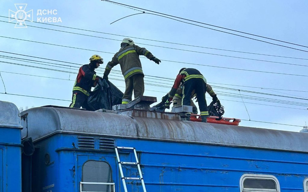Підлітки залізли на потяг: один загинув, за життя двох борються лікарі